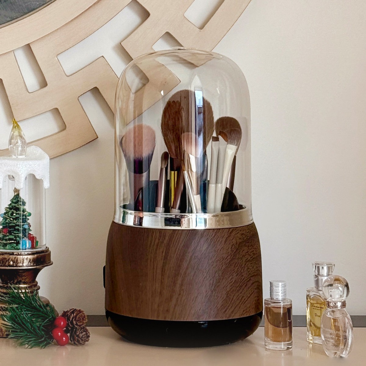 高級感のあるメイクブラシホルダー。卓上用で、防塵機能があり、 - Luxury Skincare And Makeup Brands のレビューと価格